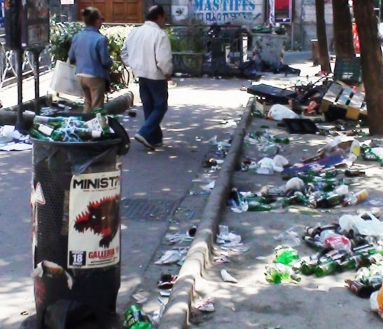 Piazza Bellini: Salotto della cultura o sofà di rifiuti?