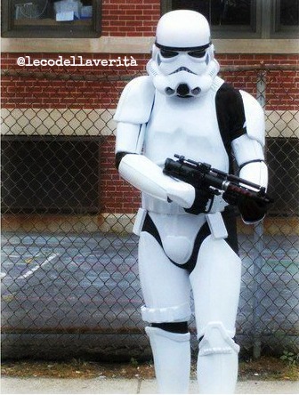 Mitomane si aggira, vestito da Star Wars, in una scuola elementare