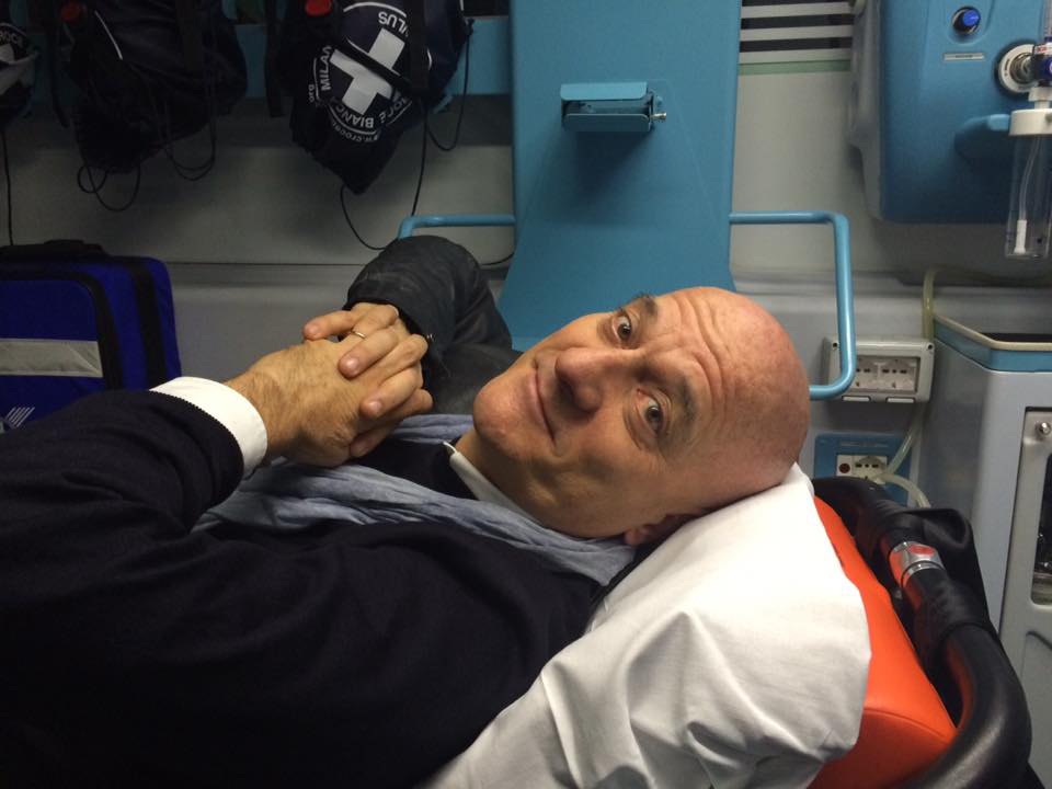 Claudio Bisio, ingessato dopo incidente con la moto: su Facebook tripudio di affetto