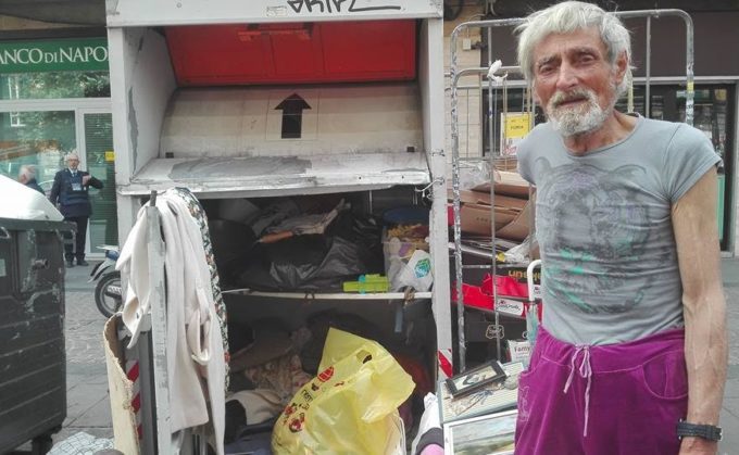 anziano vive in un cassonetto