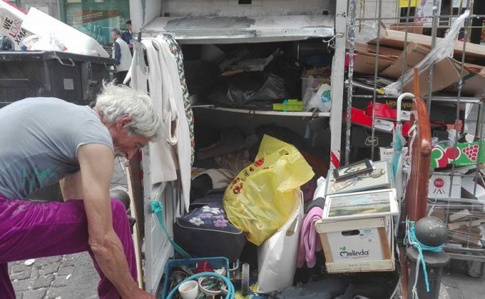 anziano vive in un cassonetto