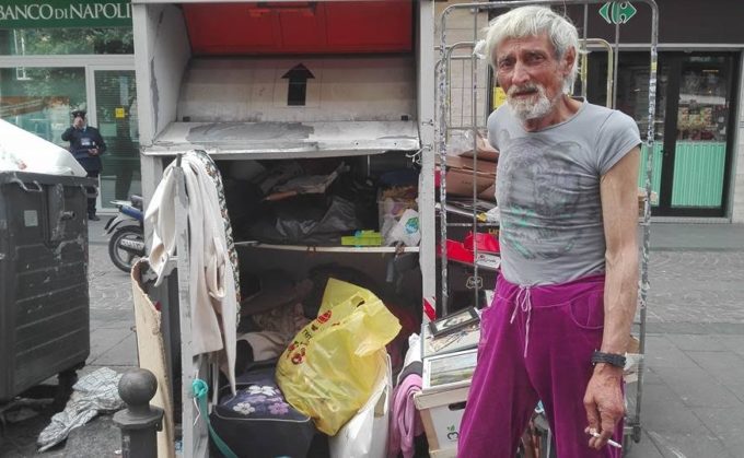 anziano vive in un cassonetto