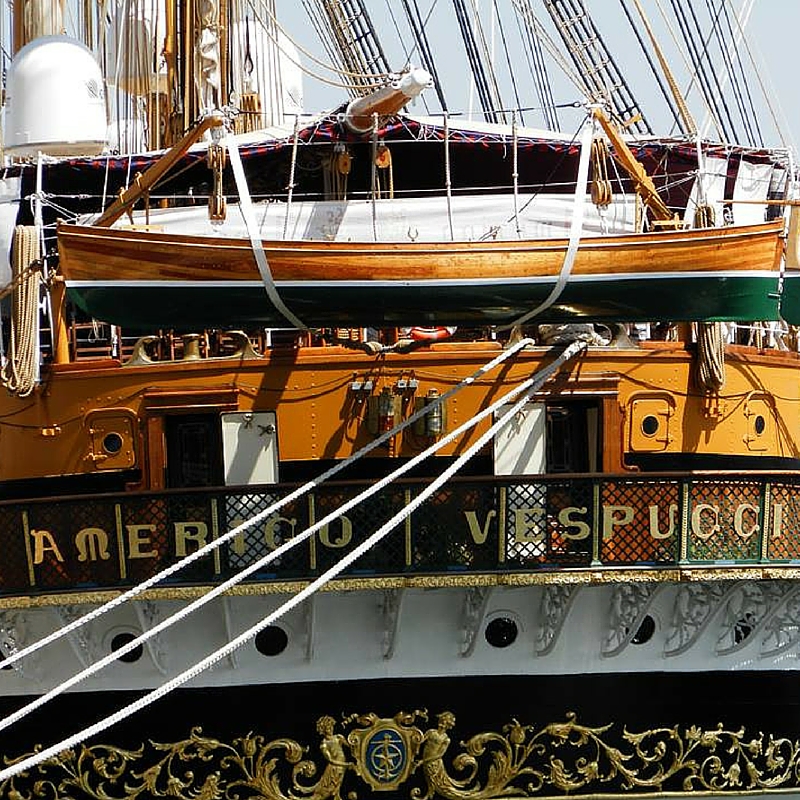 Lunghe file sotto l’afa per visitare l’Amerigo Vespucci