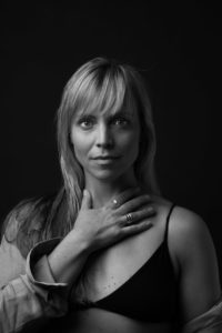 nudi in un abbraccio-jade beall