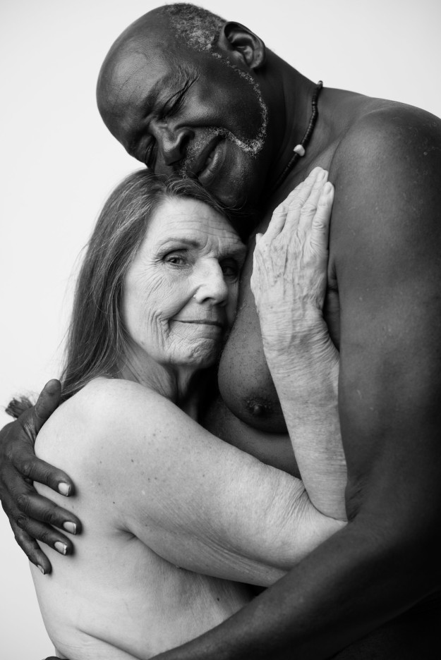 Nudi in un abbraccio, coppia di 70enni celebrano il loro amore
