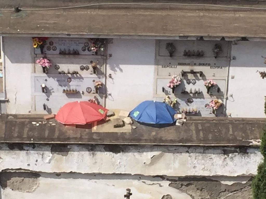 SOS cimiteri, ombrelli aperti sui morti 
