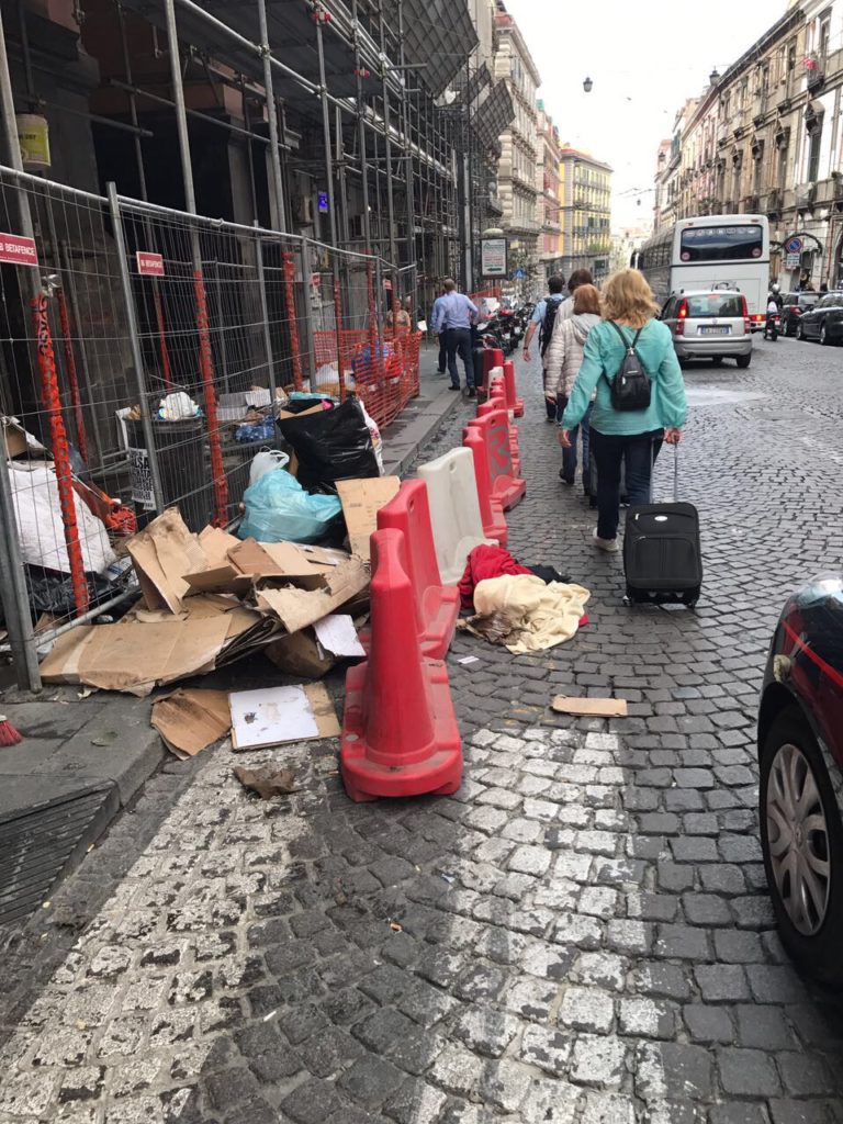 Commercianti di via Pessina in rivolta: “Così chiudiamo”
