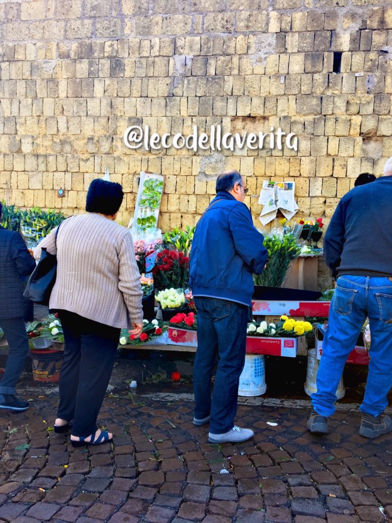 vendita fiori nel cimitero di napoli