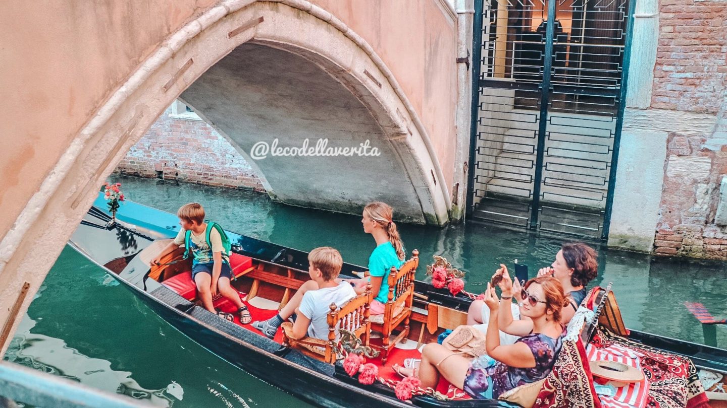 turisti sulla gondola a venezia