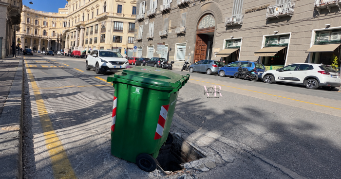 Via San Carlo, tombino senza coperchio coperto con un contenitore della plastica