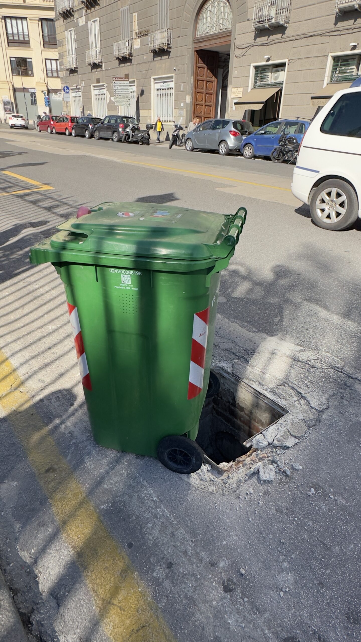 tombino scoperchiato in via san carlo