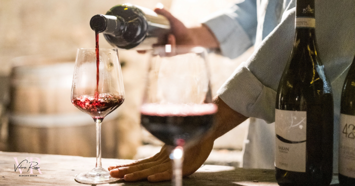 Perché al ristorante scegliamo quasi sempre il secondo vino più economico della carta?